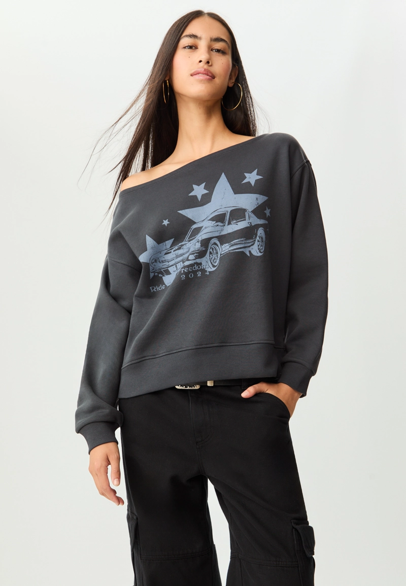 Толстовка с вырезом «лодочка» и принтом