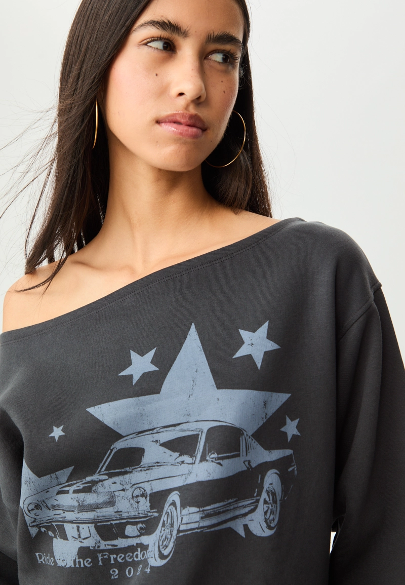 Толстовка с вырезом «лодочка» и принтом