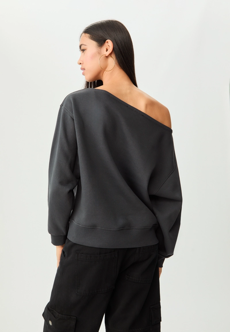 Толстовка с вырезом «лодочка» и принтом