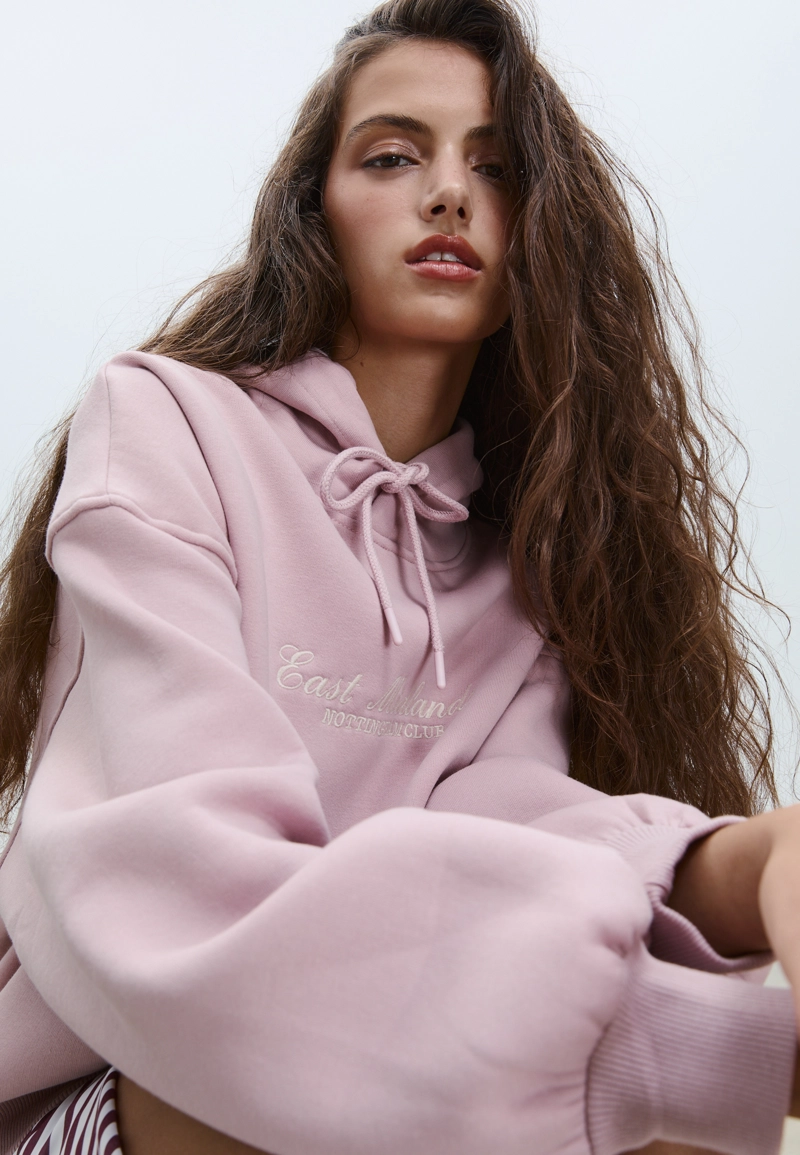 Толстовка с капюшоном и вышивкой