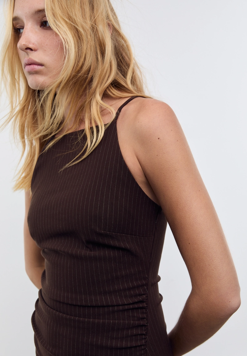 Полосатое платье миди с горловиной халтер