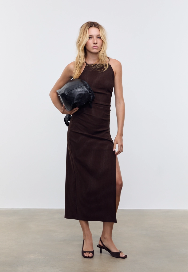 Полосатое платье миди с горловиной халтер