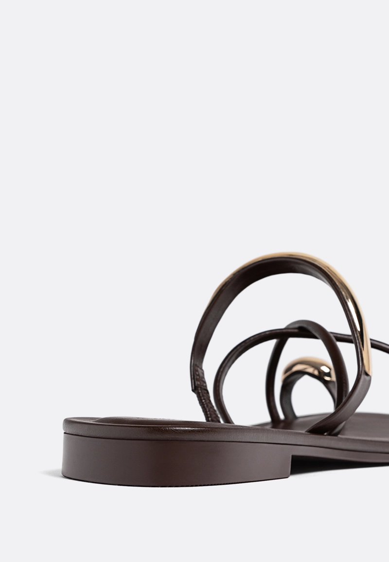 Плоские сандалии с металлической деталью