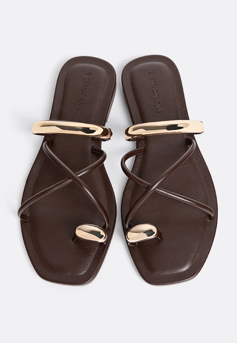 Плоские сандалии с металлической деталью