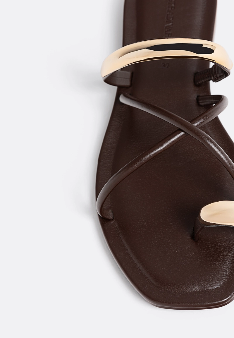 Плоские сандалии с металлической деталью