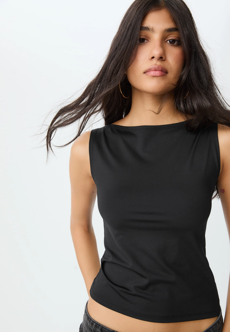 Футболка без рукавов с вырезом «лодочка»