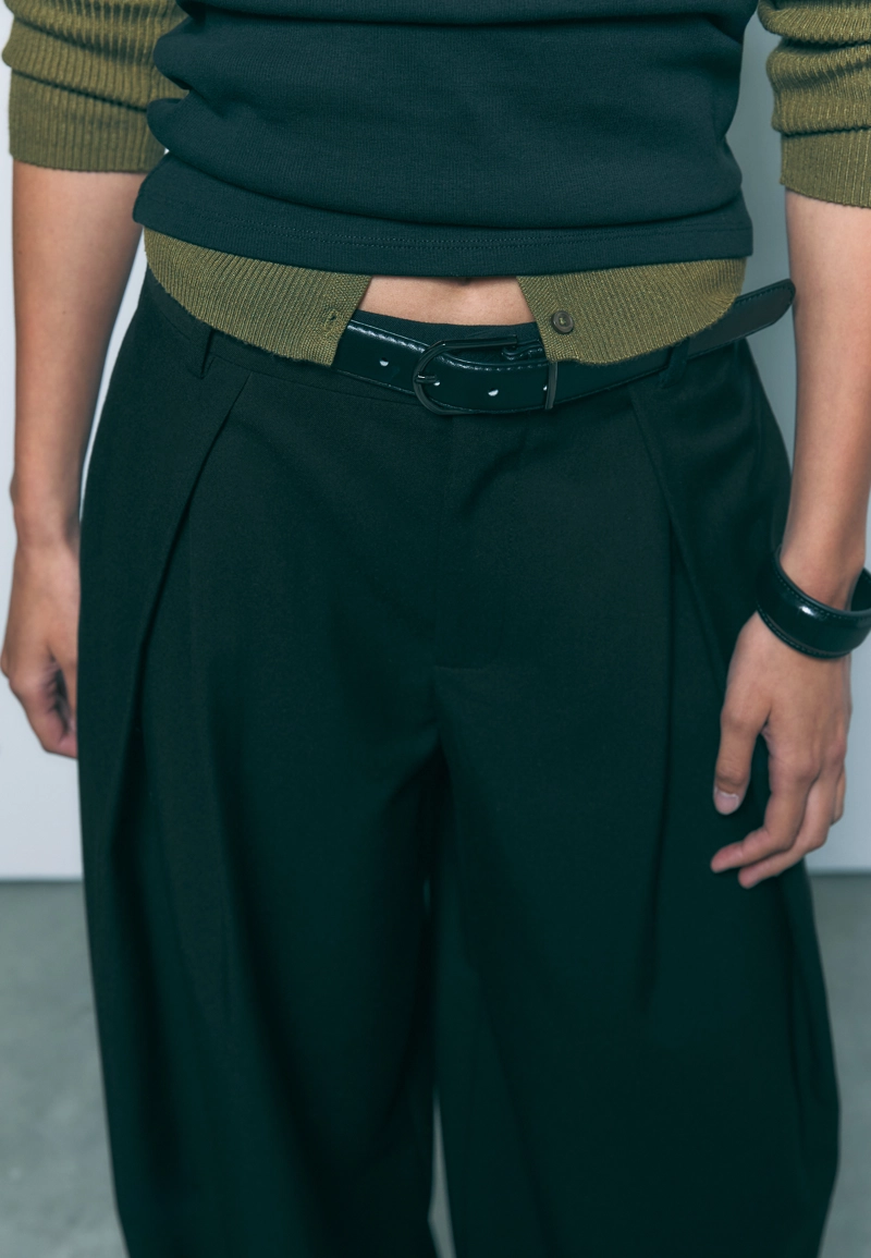 Брюки с большими защипами и ремнем