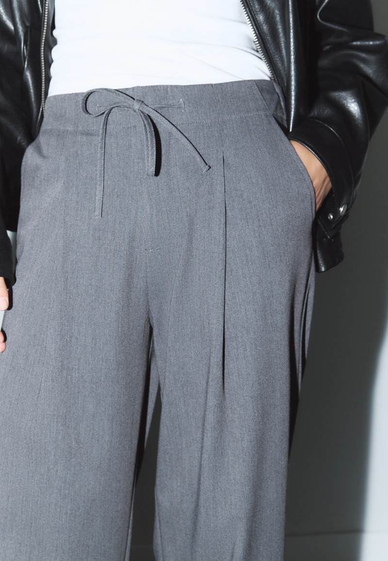 Умные брюки с линиями и завязками