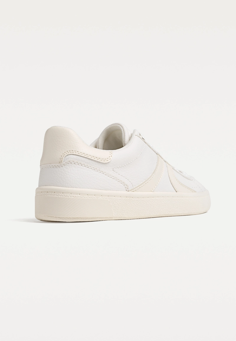 Белые базовые кроссовки