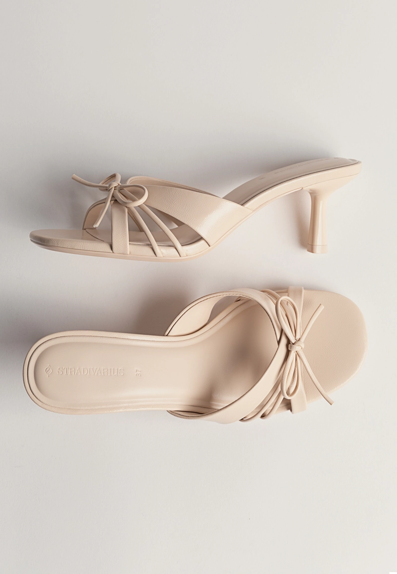 Босоножки на каблуке с бантом