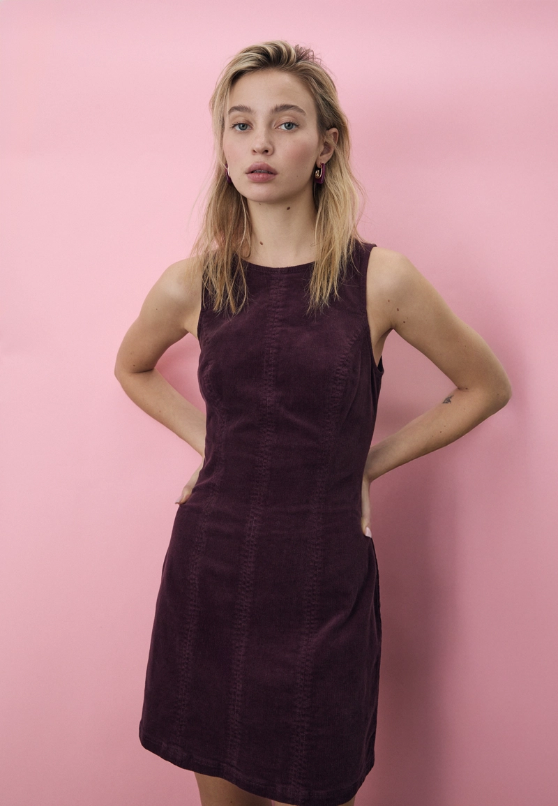 Короткое вельветовое платье без рукавов