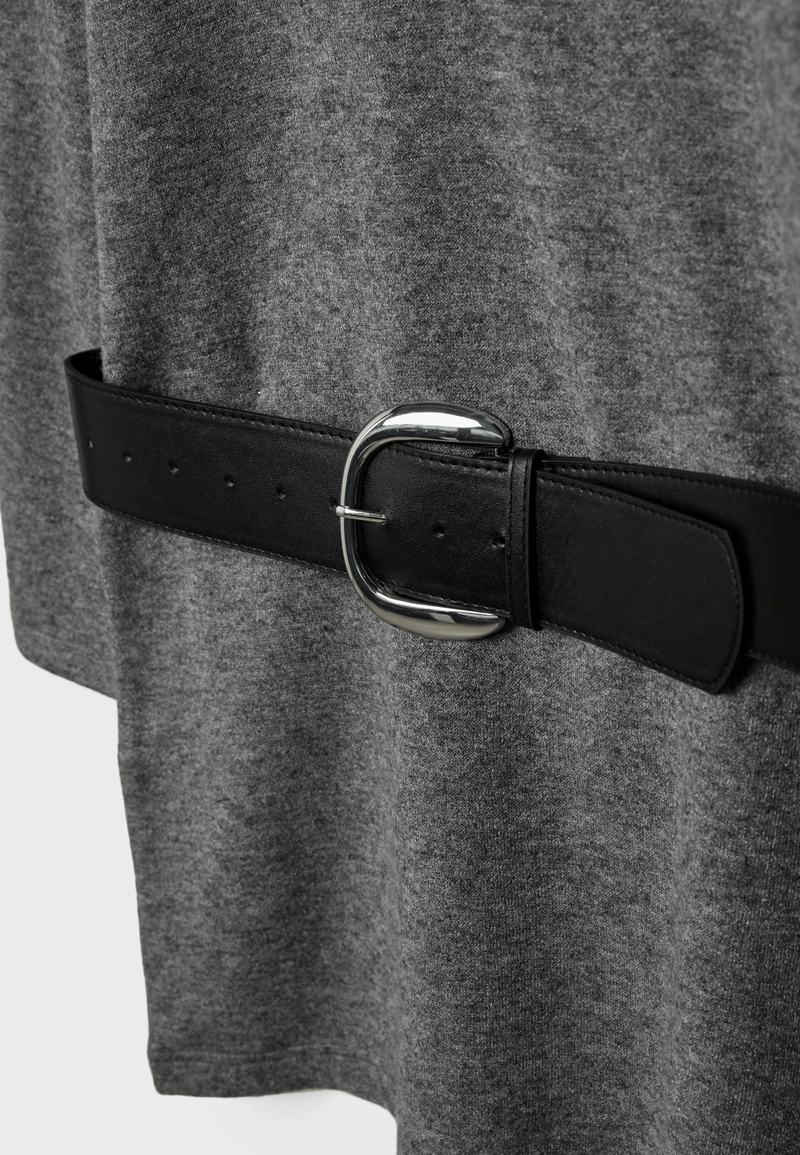 Короткое трикотажное платье с поясом