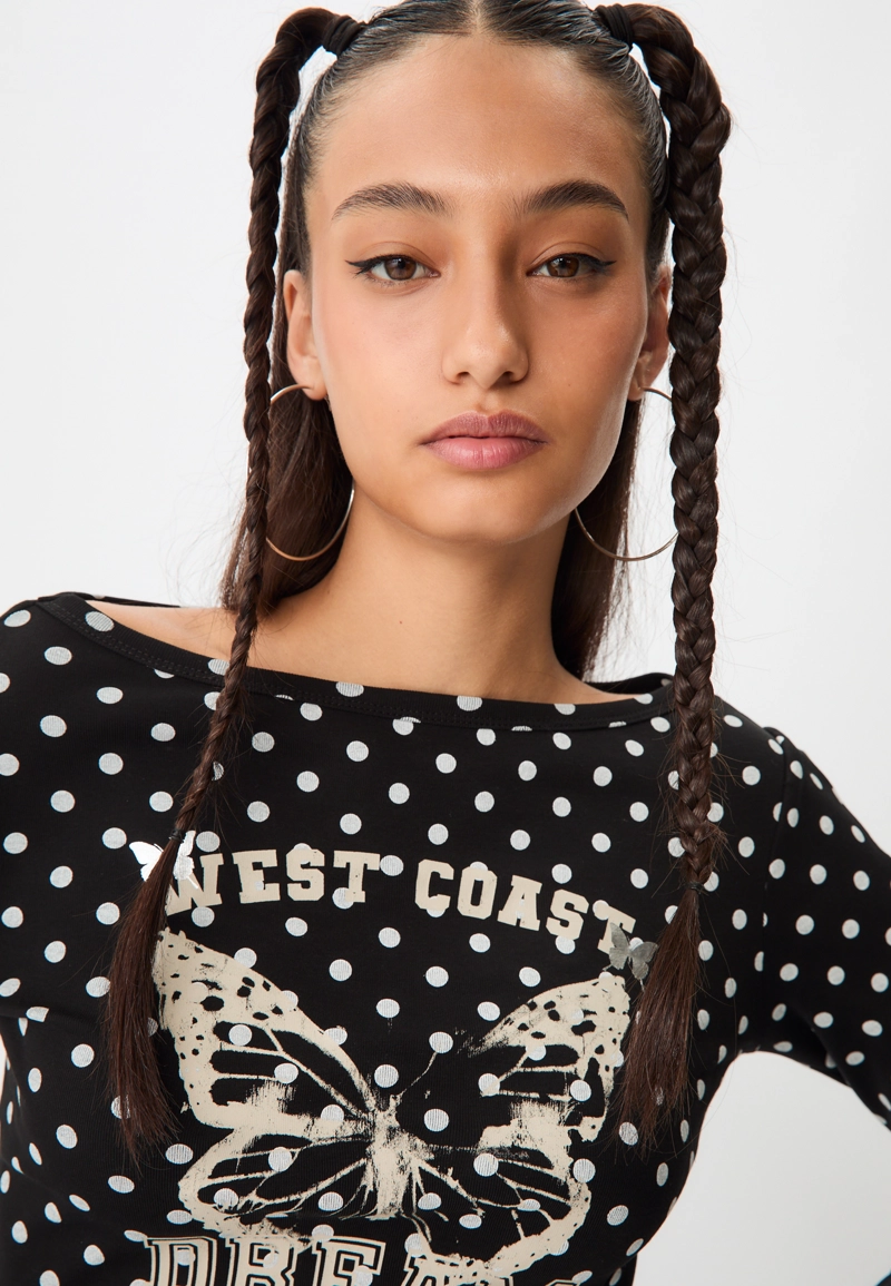 Футболка с вырезом «лодочка» в горошек