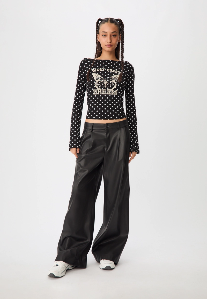 Футболка с вырезом «лодочка» в горошек