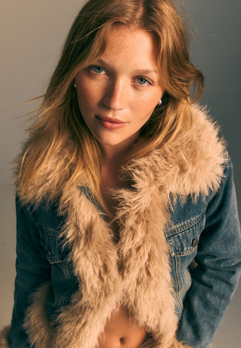 Стеганая джинсовая куртка с искусственным мехом