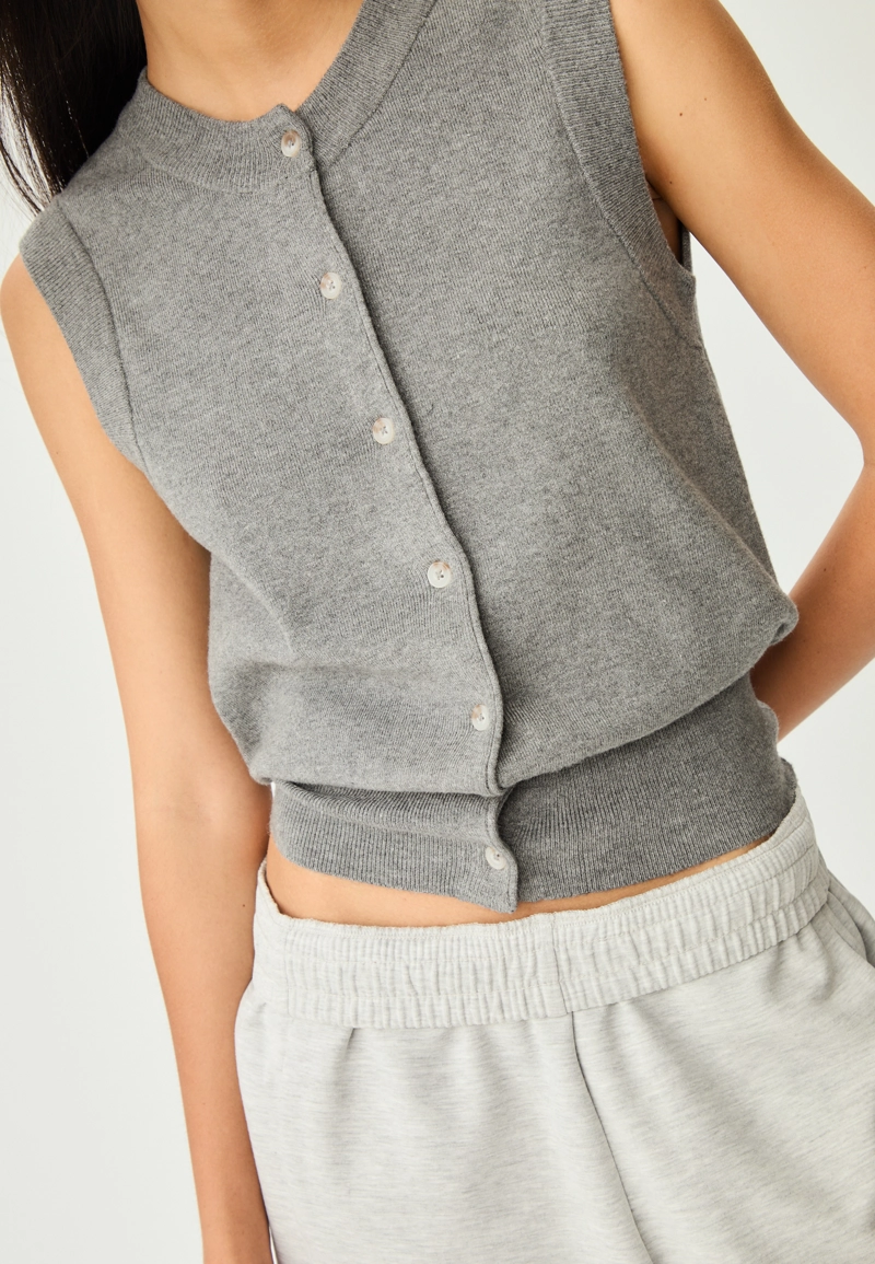 Жилет с пуговицами из вязаного полотна