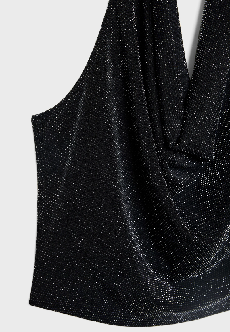 Топ с горловиной халтер и блестящей отделкой