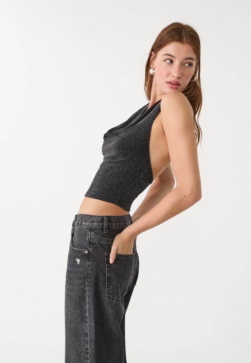 Топ с горловиной халтер и блестящей отделкой