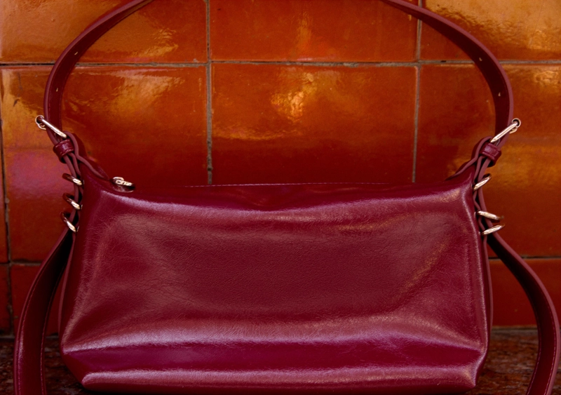 Сумка через плечо с детальной ручкой