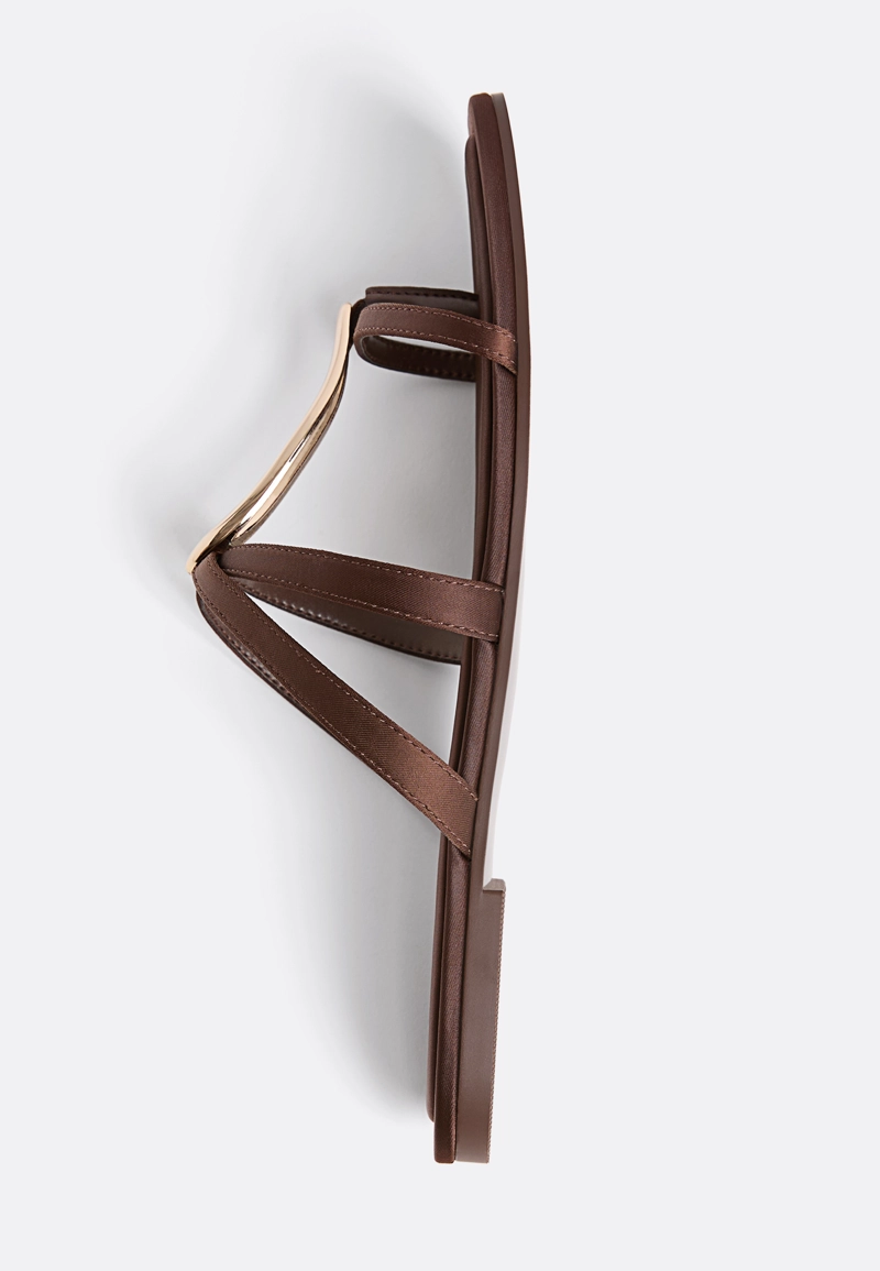 Плоские сандалии с металлической деталью