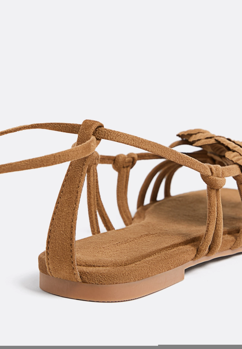 Плоские сандалии с цветочным декором