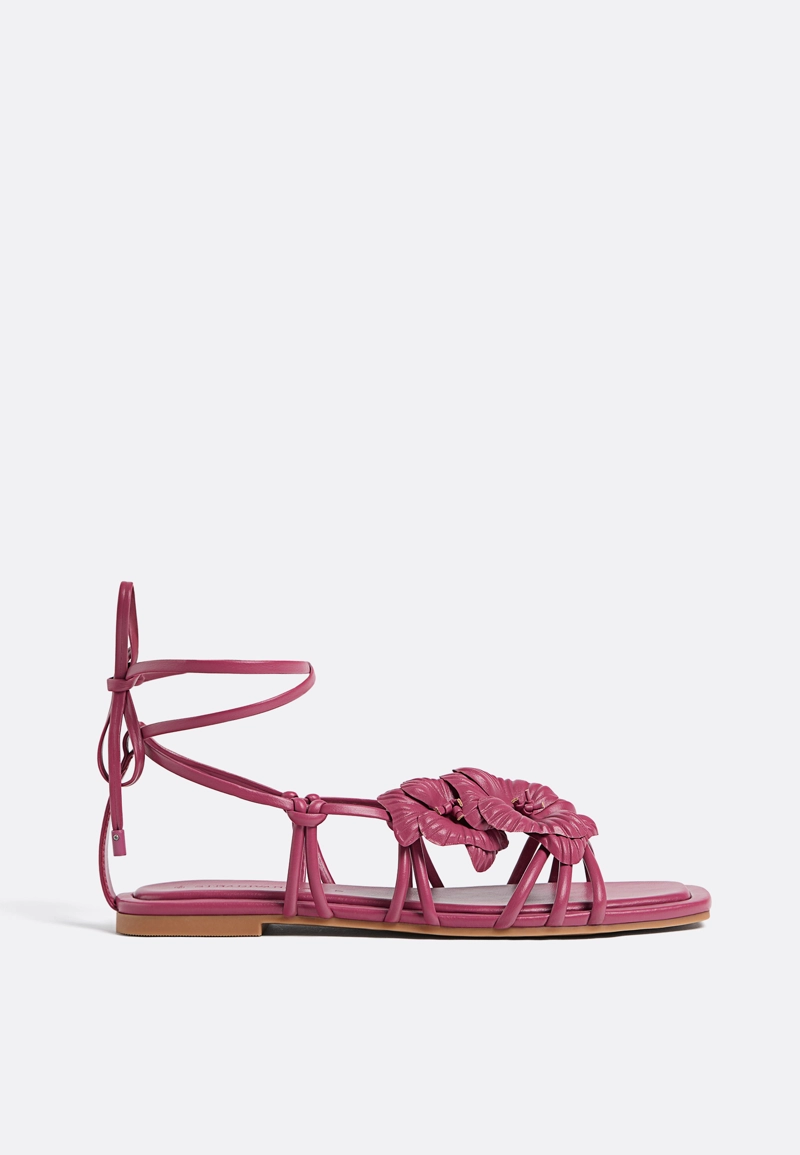 Плоские сандалии с цветком