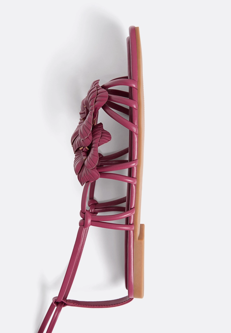 Плоские сандалии с цветком