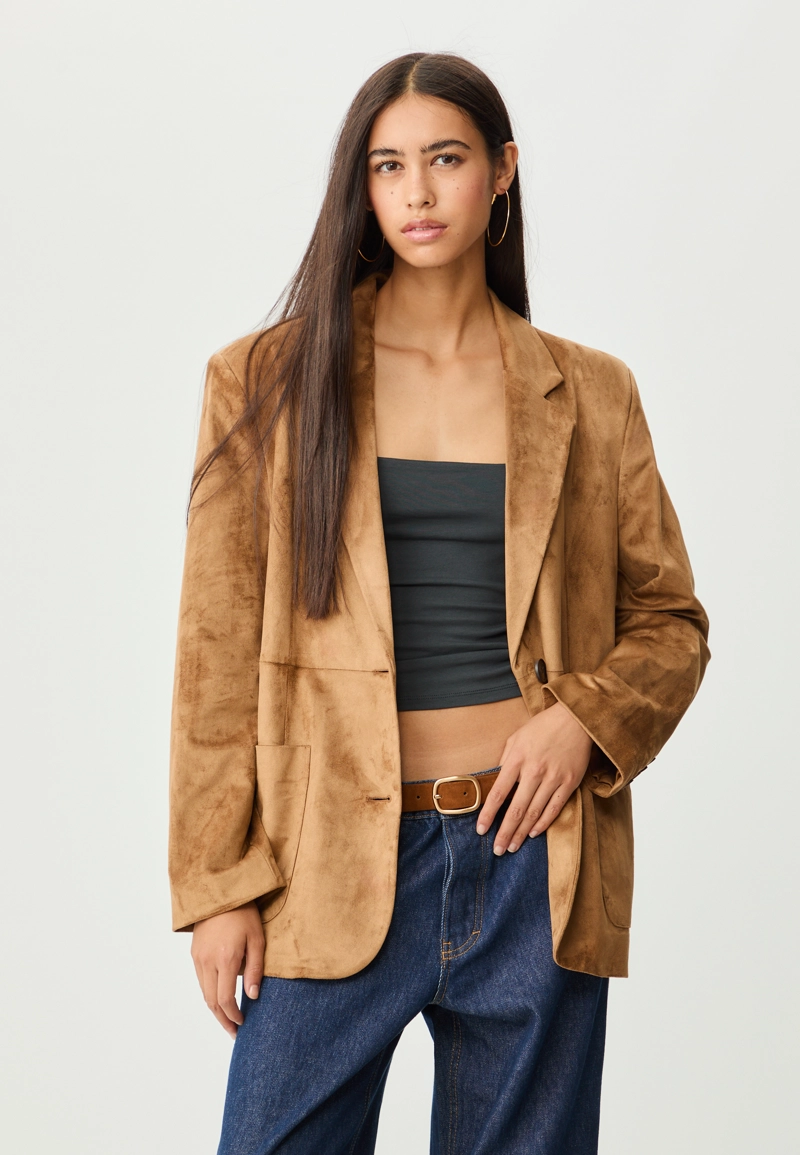 Пиджак с карманами из искусственной замши