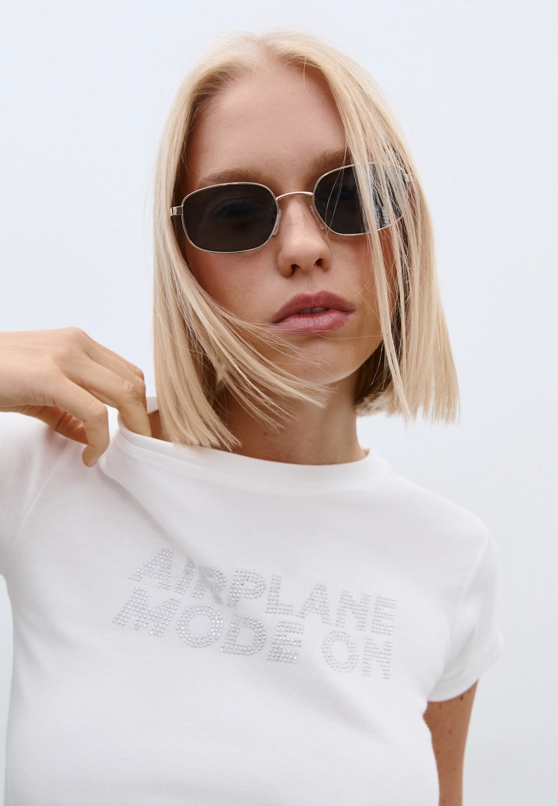 Футболка приталенная с ринестонами