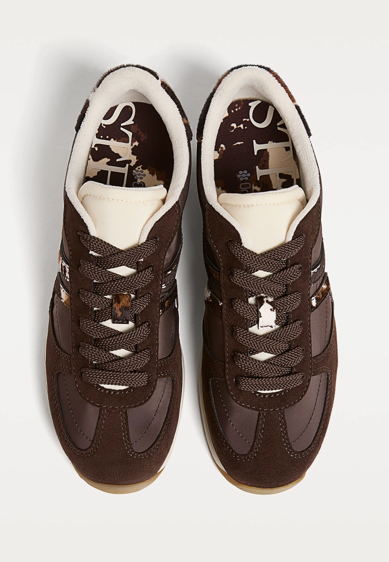 Спортивные кроссовки с анималистическим принтом