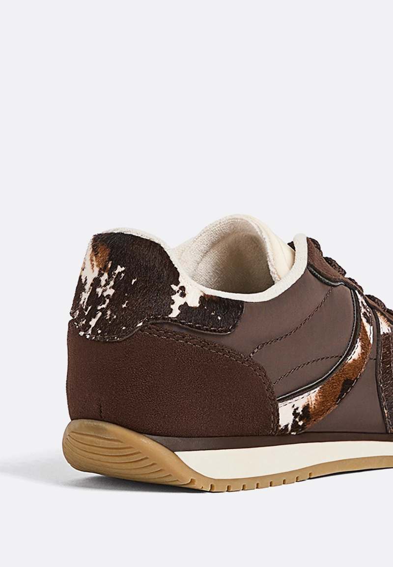 Спортивные кроссовки с анималистическим принтом