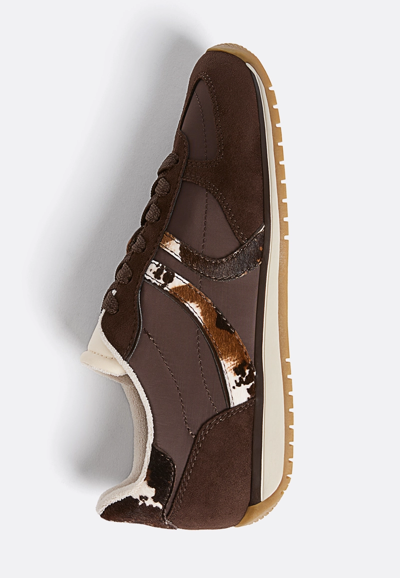 Спортивные кроссовки с анималистическим принтом