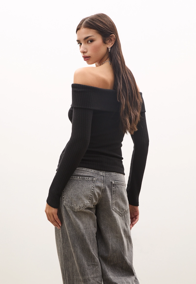 Футболка с открытыми плечами