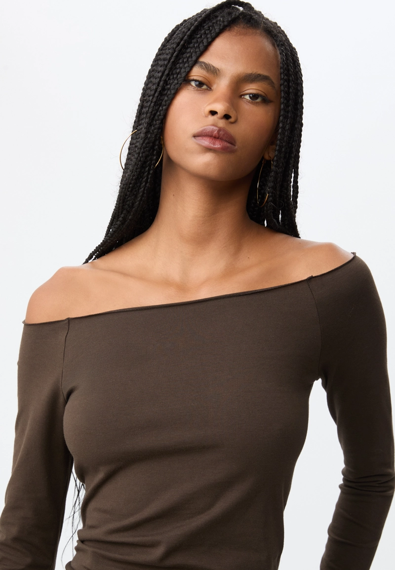 Футболка с открытыми плечами