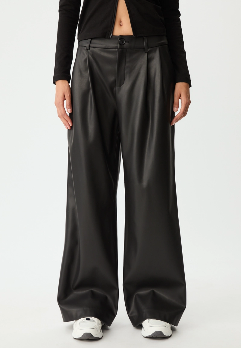 Брюки с защипами из искусственной кожи