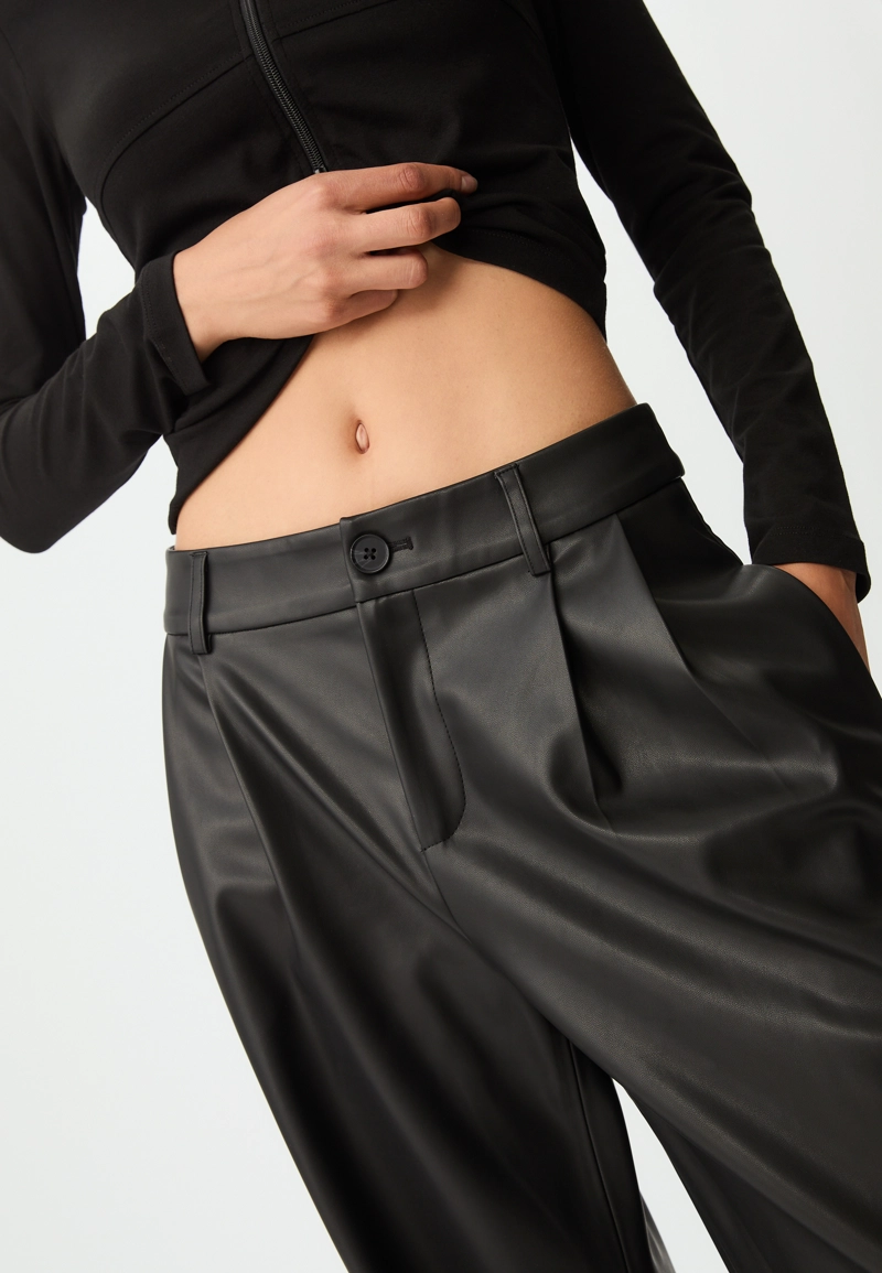Брюки с защипами из искусственной кожи