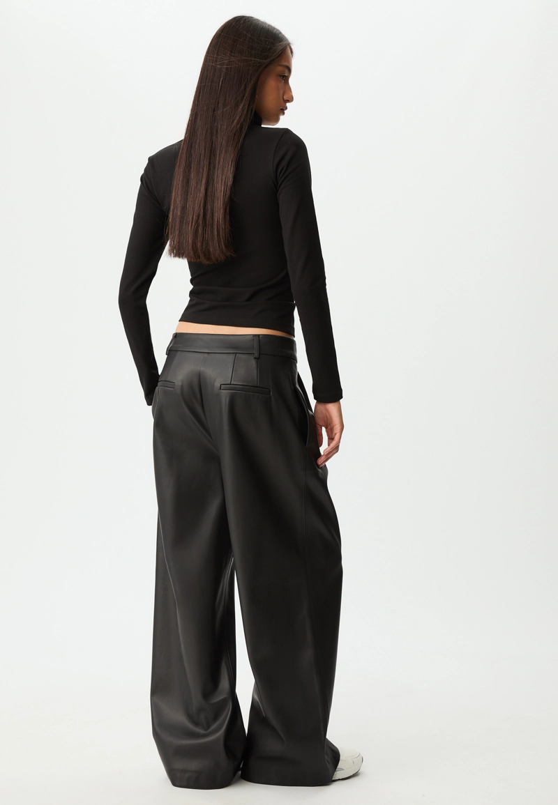 Брюки с защипами из искусственной кожи