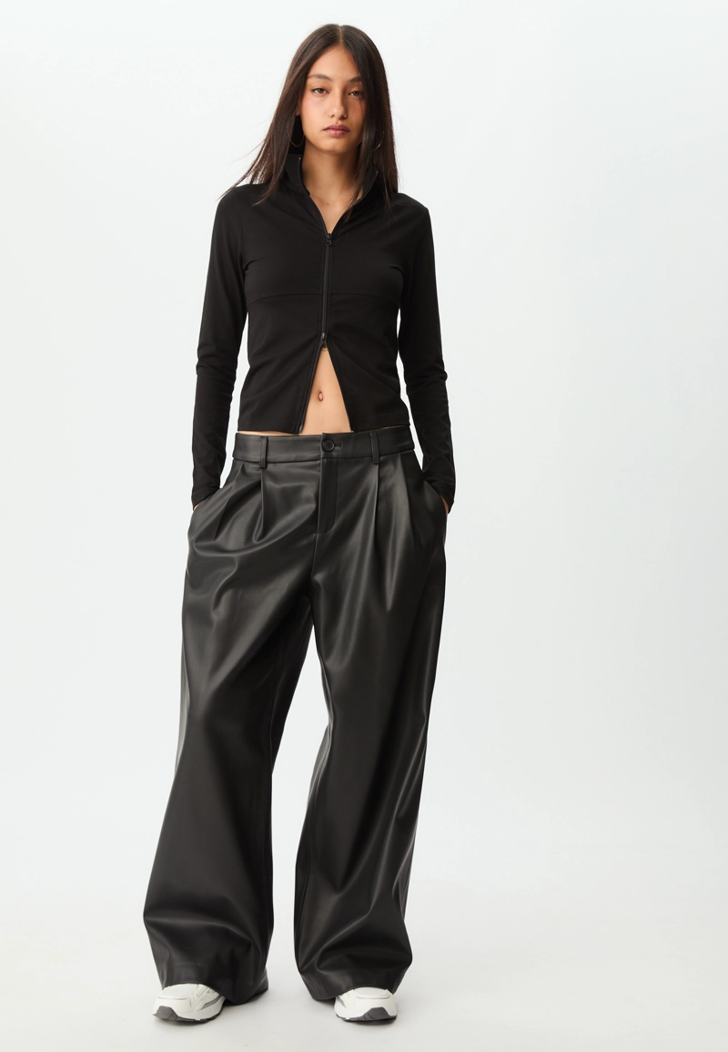 Брюки с защипами из искусственной кожи