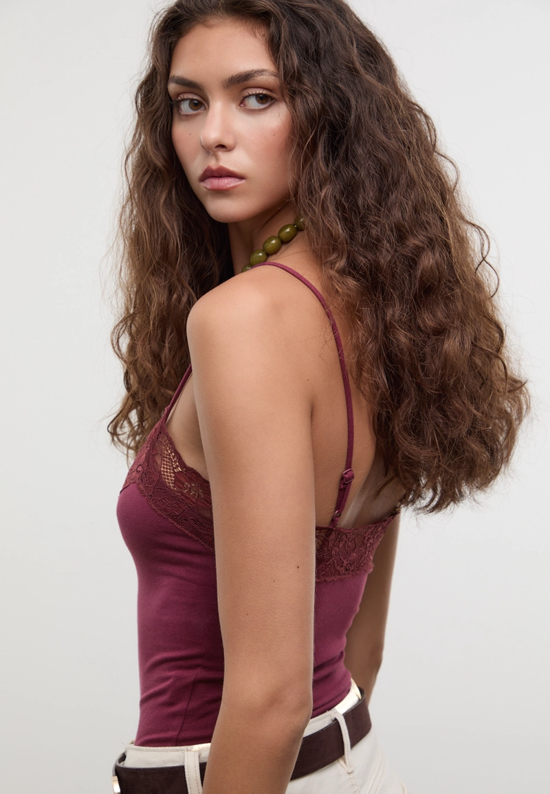 Хлопковый боди с кружевной отделкой