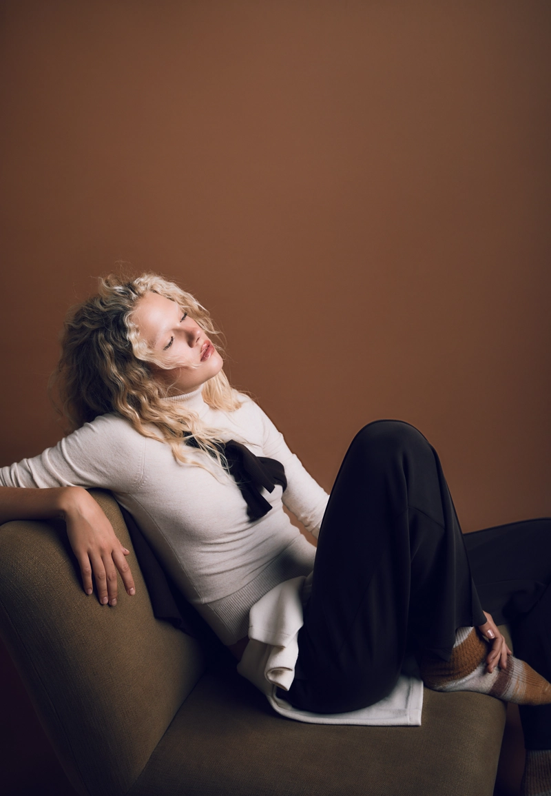 Базовый свитер гладкой вязки с высоким воротником