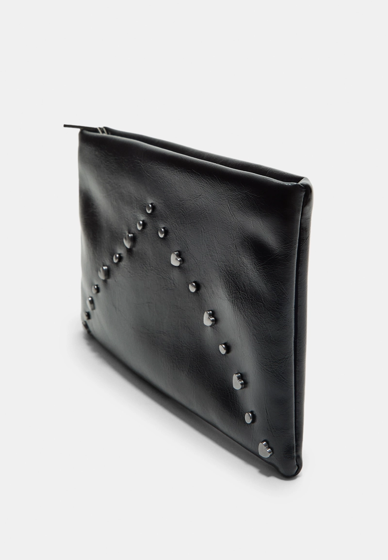 Косметичка из искусственной кожи с сердечками и заклепками