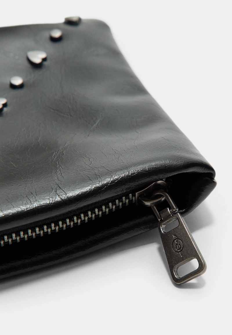 Косметичка из искусственной кожи с сердечками и заклепками