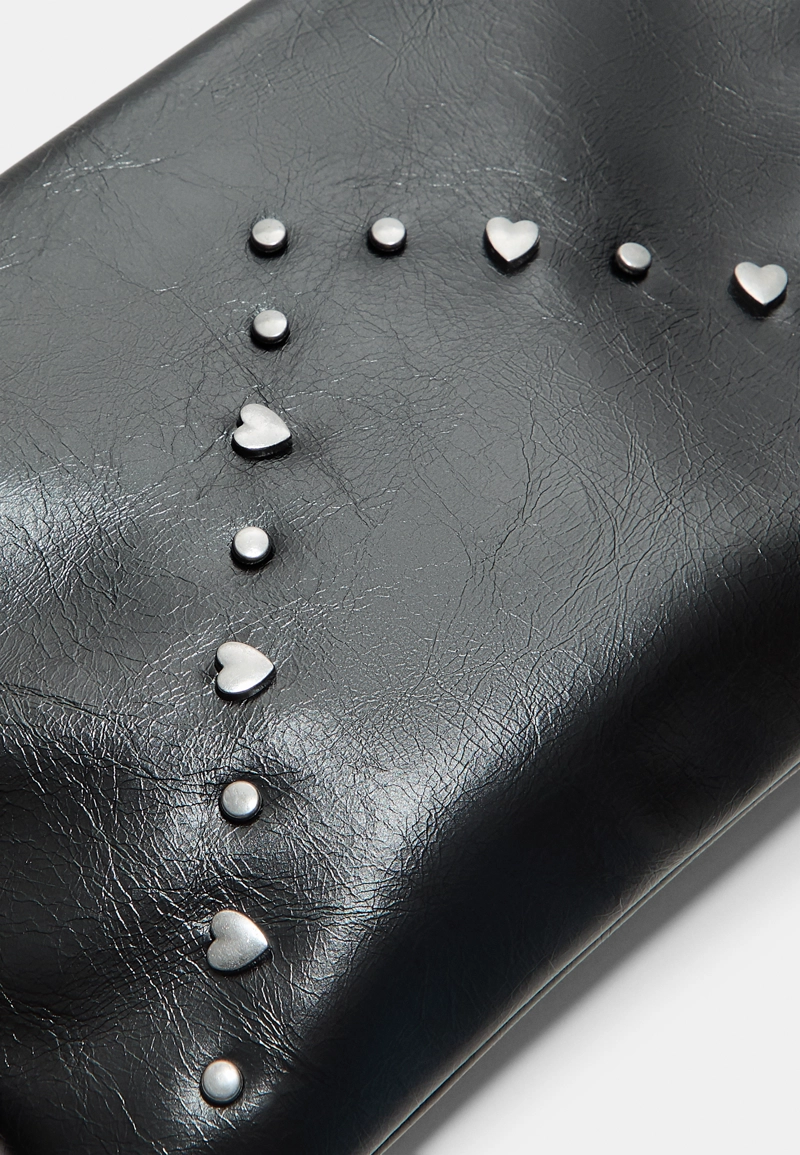 Косметичка из искусственной кожи с сердечками и заклепками