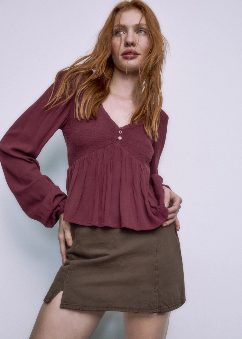 Легкая блузка с длинными рукавами