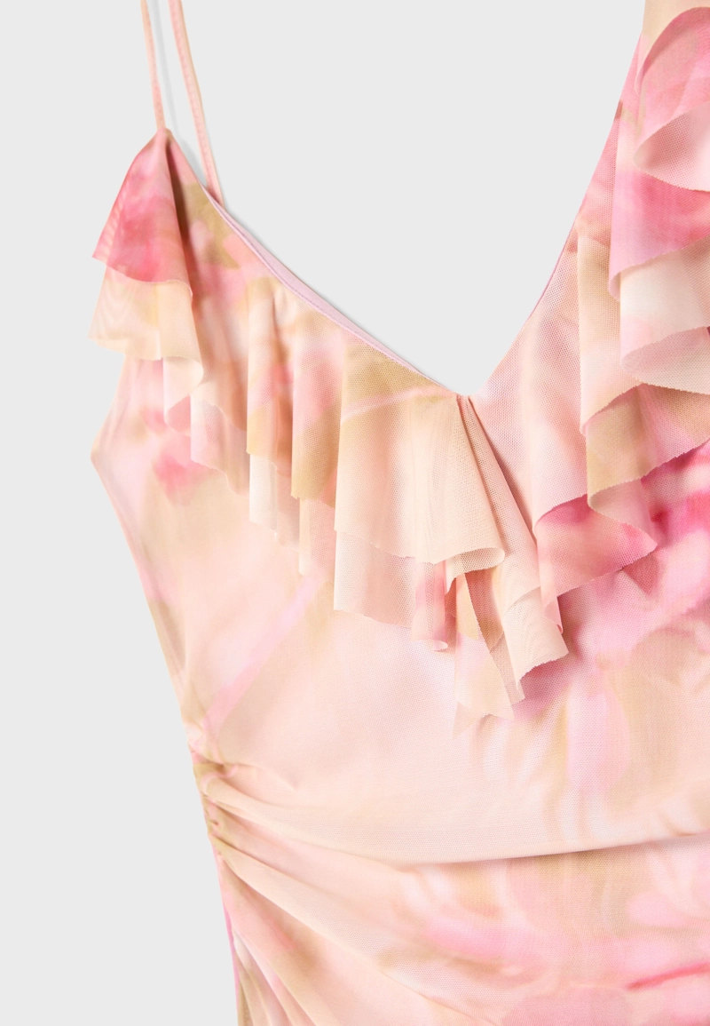 Короткое платье из полупрозрачной ткани с воланами и принтом