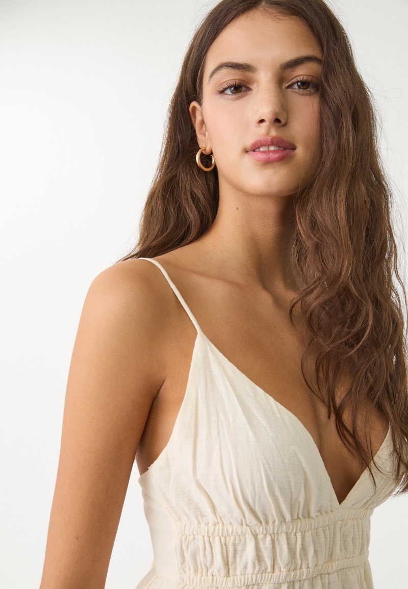 Короткое струящееся платье с завязками на спине