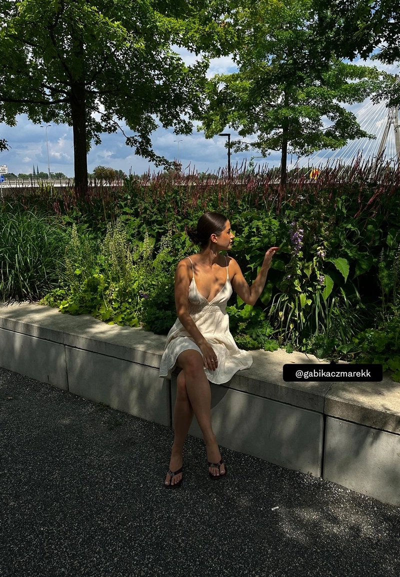 Короткое струящееся платье с завязками на спине