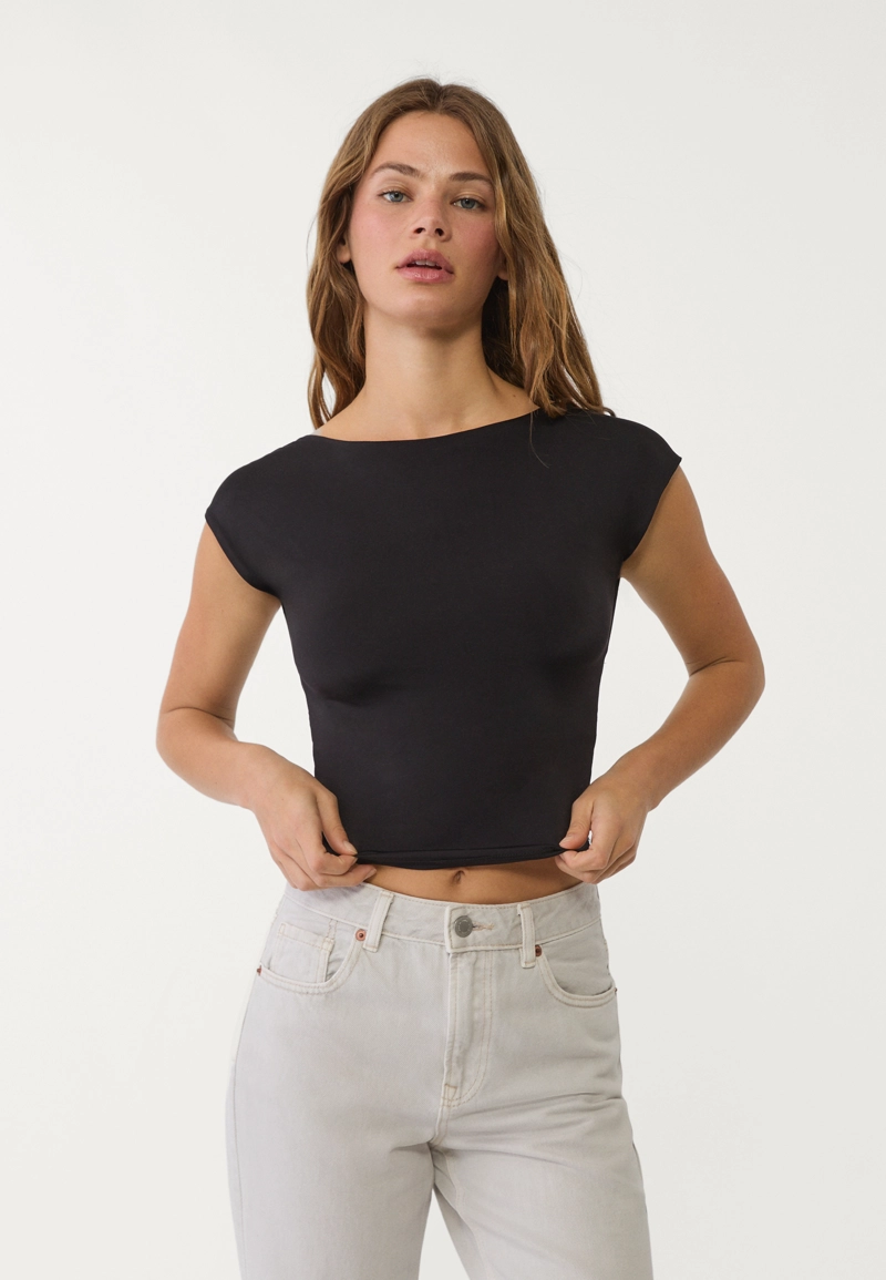 Футболка с открытой спиной