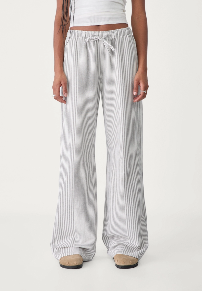 Легкие брюки в полоску с льняной тканью