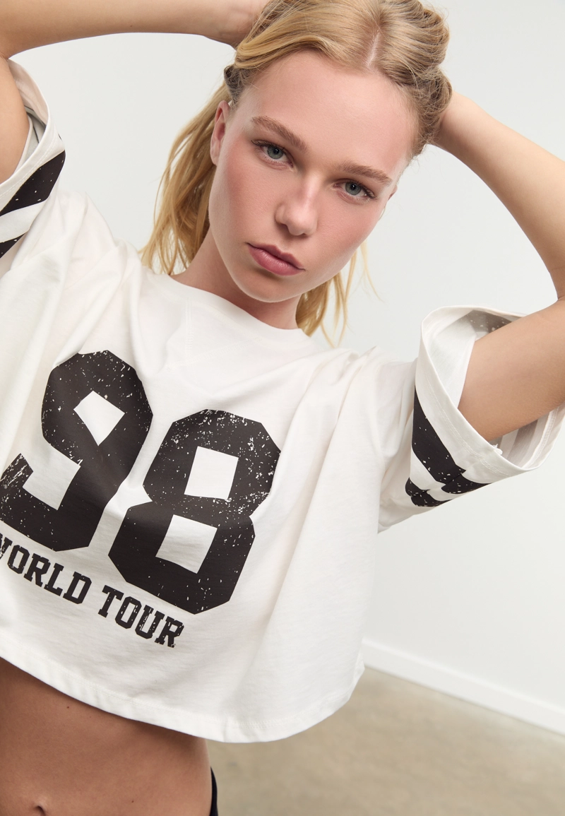 Укороченная футболка с принтом